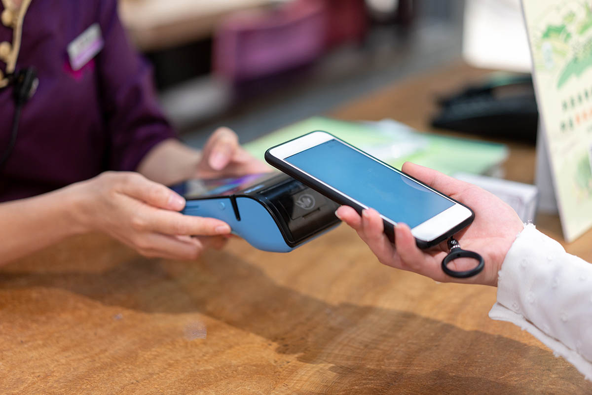 1158851301 Using a mobile phone at a point of sale